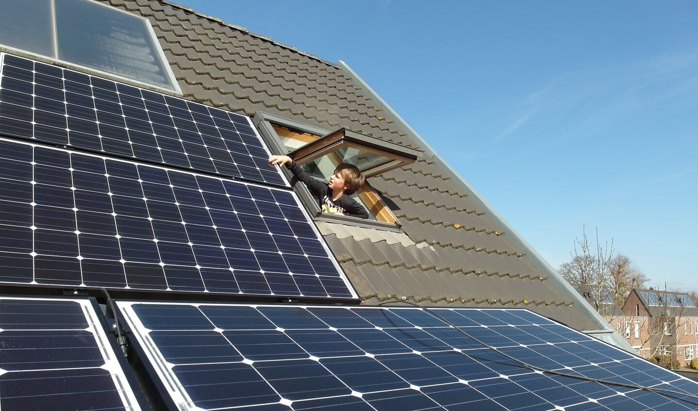 Om een woning elektrisch te verwarmen wordt een warmtepomp vaak gecombineerd met zonnepanelen.