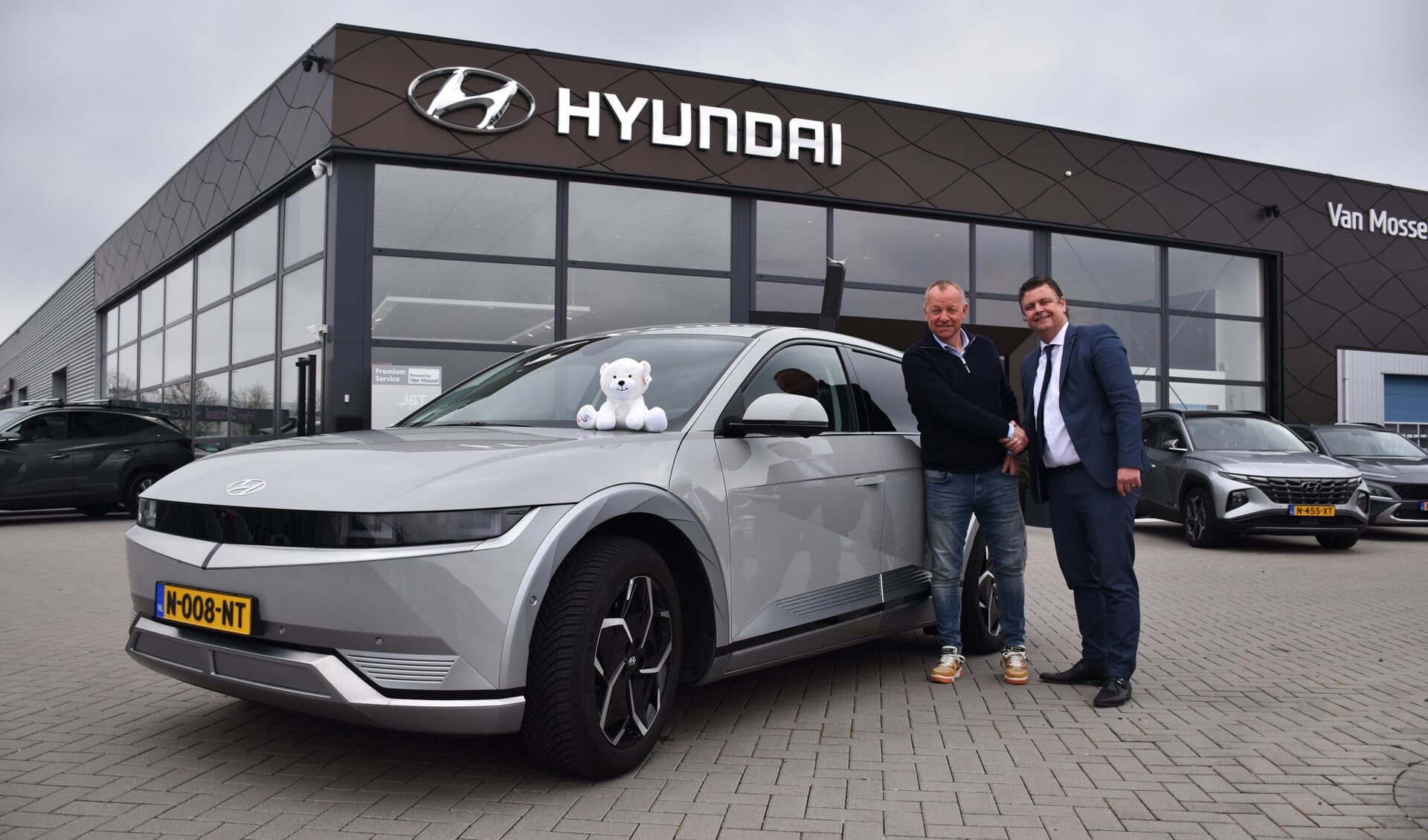 Geert van Beijeren & Jaap Terpstra (Van Mossel) bij de Hyundai Ioniq 5
