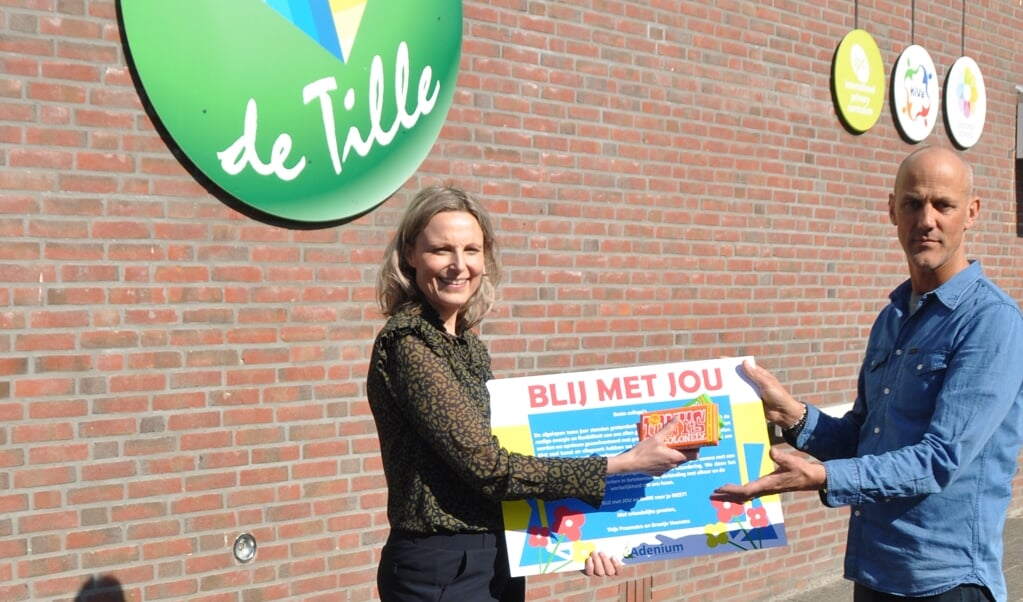 Bestuurder Greetje overhandigt een bedankkaart en een attentie aan Detmer, directeur van OBS de Tille
