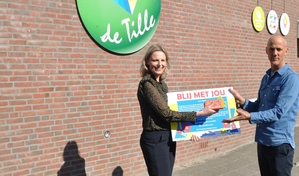 Bestuurder Greetje overhandigt een bedankkaart en een attentie aan Detmer, directeur van OBS de Tille