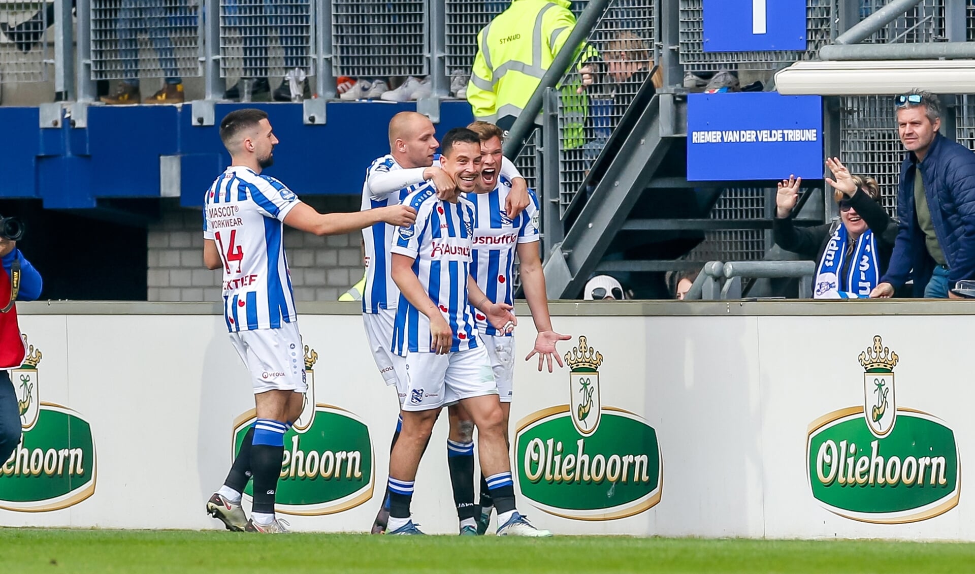 Sydney van Hooijdonk kopt Heerenveen naar de belangrijke achtste plaats. 