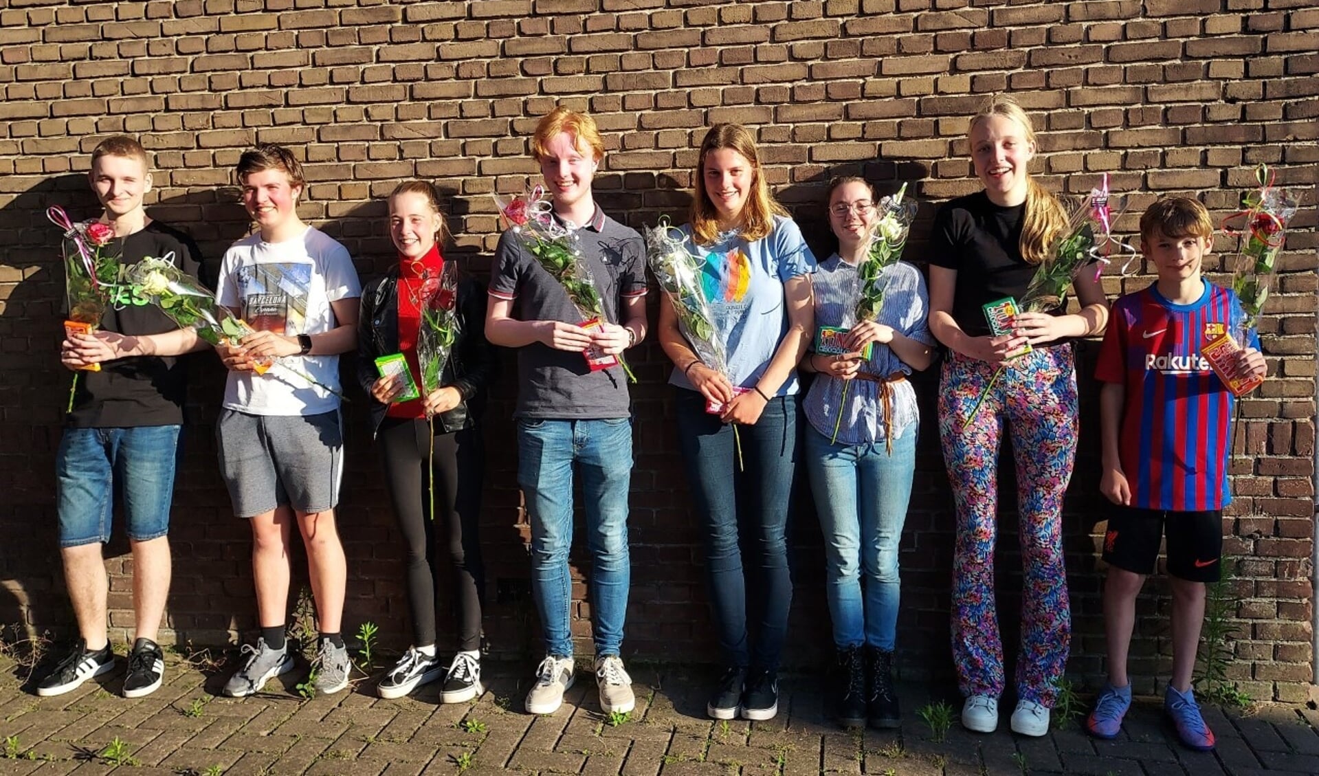 Op de foto van links naar rechts: Dedmer, Tjalling, Anniek, Aldert Jan, Meike, Lyke, Susanna en Jorrit