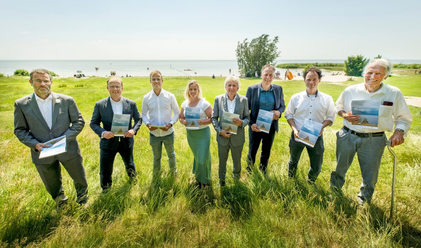 vlnr: Henk de Boer (gemeente Súdwest-Fryslân), Friso Douwstra (Provincie Fryslân), Cor Witteveen (Paviljoen ’t Mar), Gonja Witteveen (Paviljoen ’t Mar), Bé de Winter (Wetterskip Fryslân), Frans Veltman (gemeente De Fryske Marren), Chris Bakker (It Fryske Gea), Jan Dijkstra (Stavers Belang).