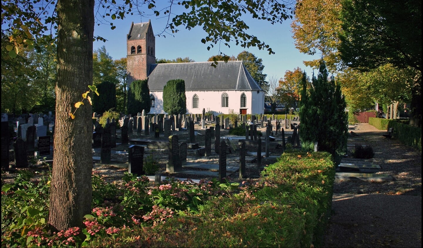 de Dorpskerk Huizum met kerkhof