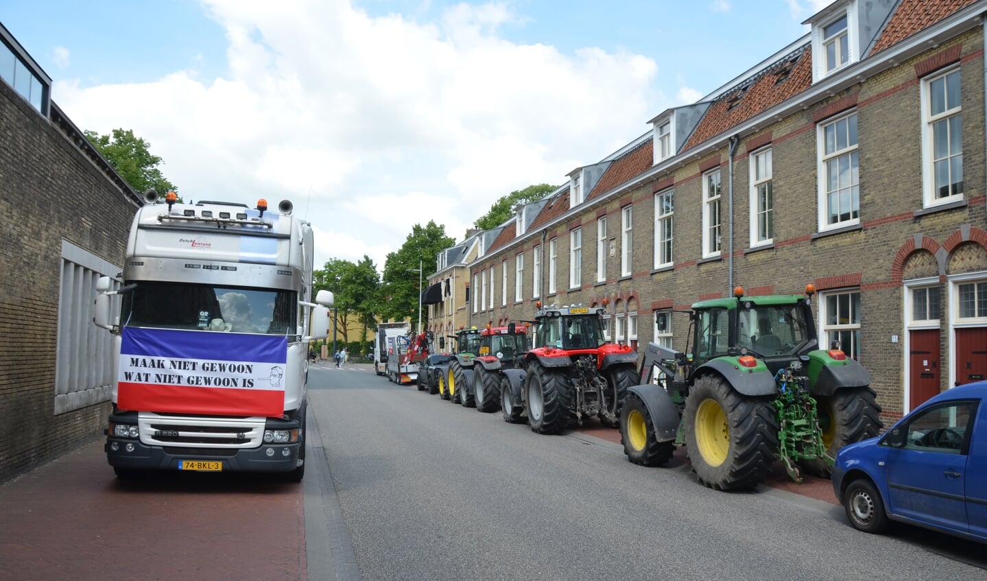 Boerenprotest bij gemeentehuis aan de Tweebaksmarkt in Leeuwarden. 