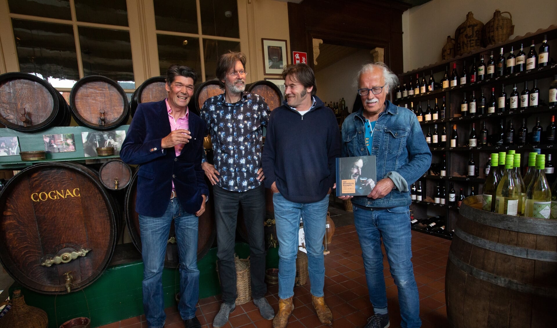 De makers van het boek. Van links naar rechts: Fotograaf Niels Westra, uitgever Eddy van der Noord, singer-songwriter Piter Wilkens en auteur Harry de Jong (Foto Berend Drent)