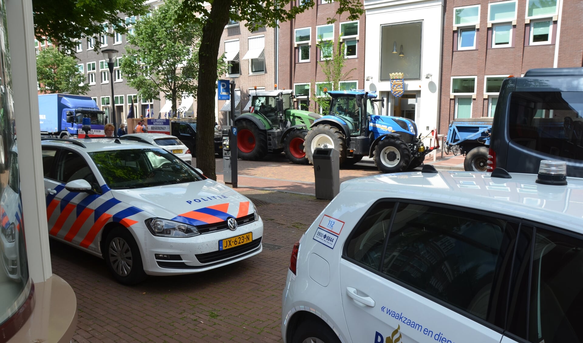 Boerenprotest bij gemeentehuis aan de Tweebaksmarkt in Leeuwarden. 