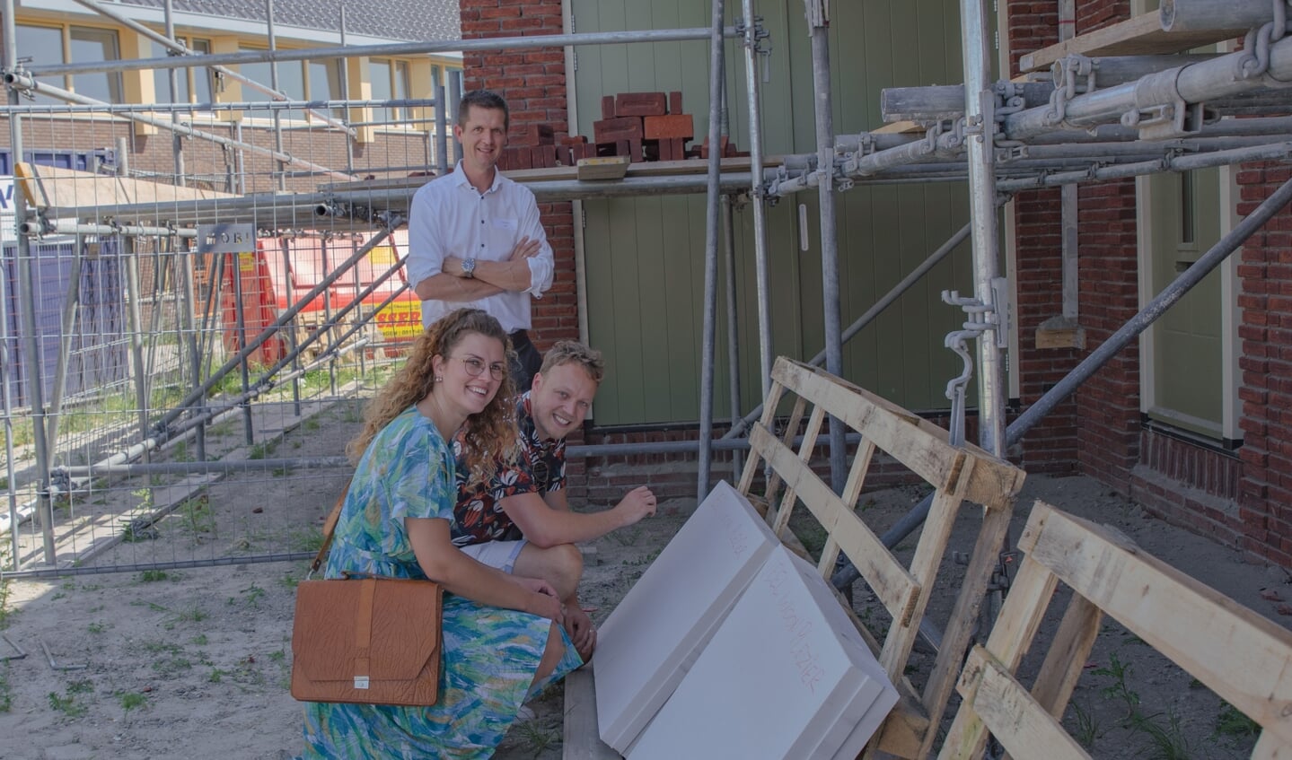 Toekomstige bewoners Jacobina Bandstra en Hielke Bekius schrijven onder toeziend oog van Pier Reitsma, ontwikkelingsmanager BPD, een wens op de steen die in de woning geplaatst wordt.