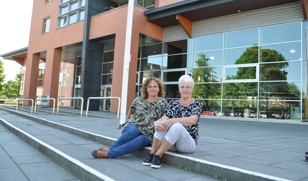 Elvire Heeg en Sonja Marinus, vrijwilligers bij De Papierwinkel. 