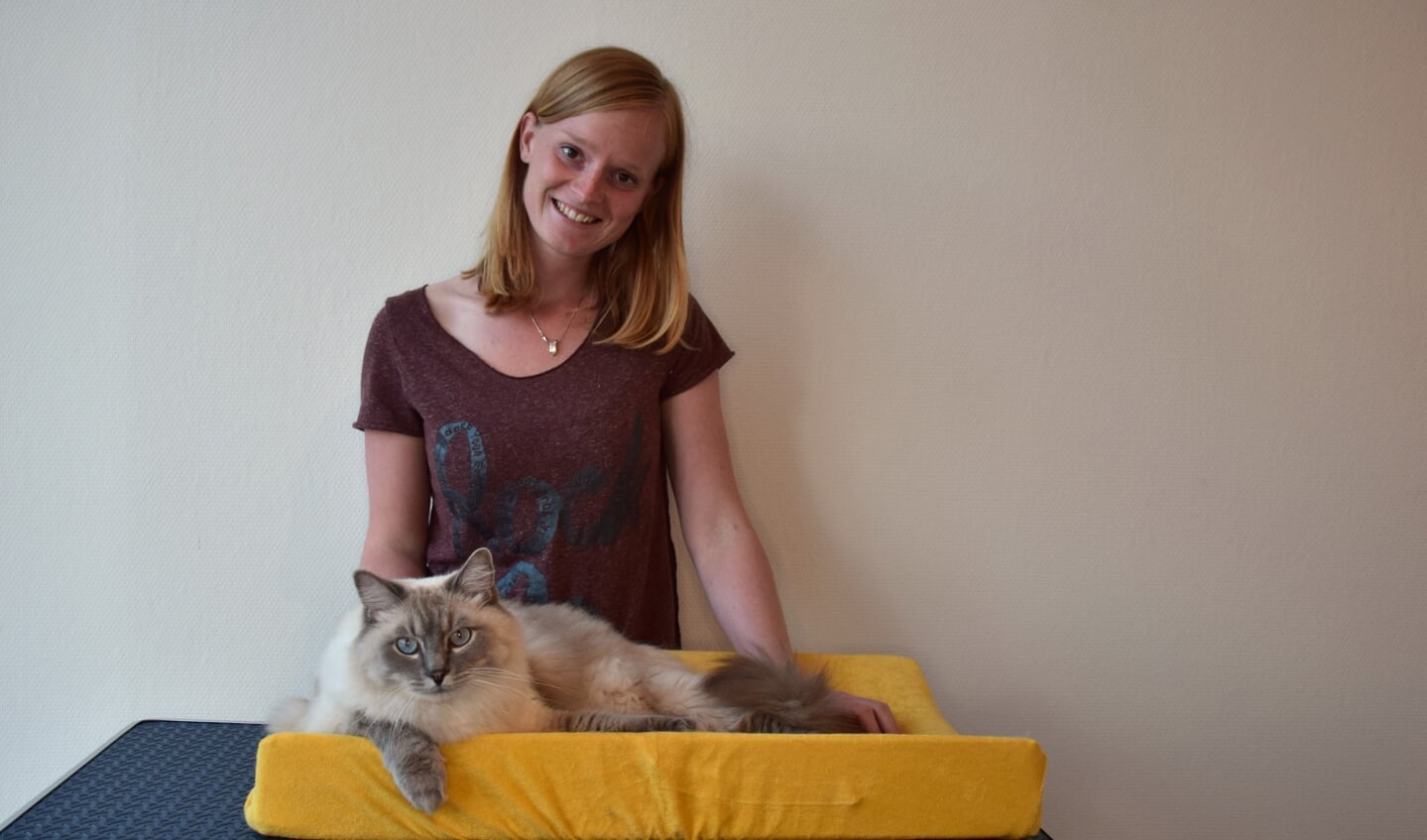 Astrid Hoekstra met haar kat.