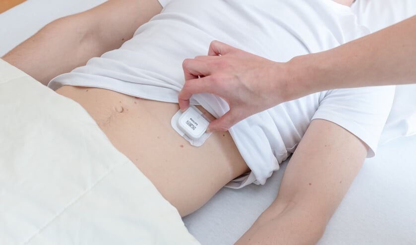 De Healthdot sensor meet ademhalingsfrequentie, hartslag, activiteit en lichaamshouding van een patiënt 