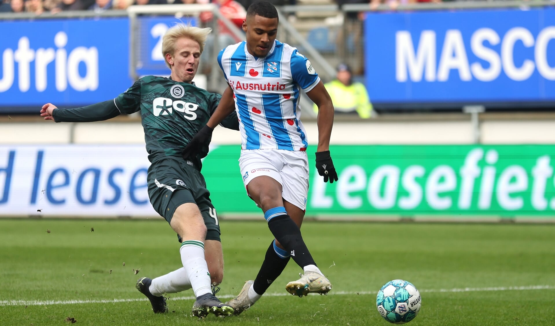Amin Sarr maakte zondagmiddag twee doelpunten tegen FC Groningen. 