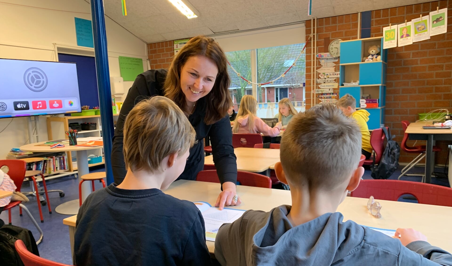 Monika aan het werk in groep 5 en 6 van OBS de Brêge. 