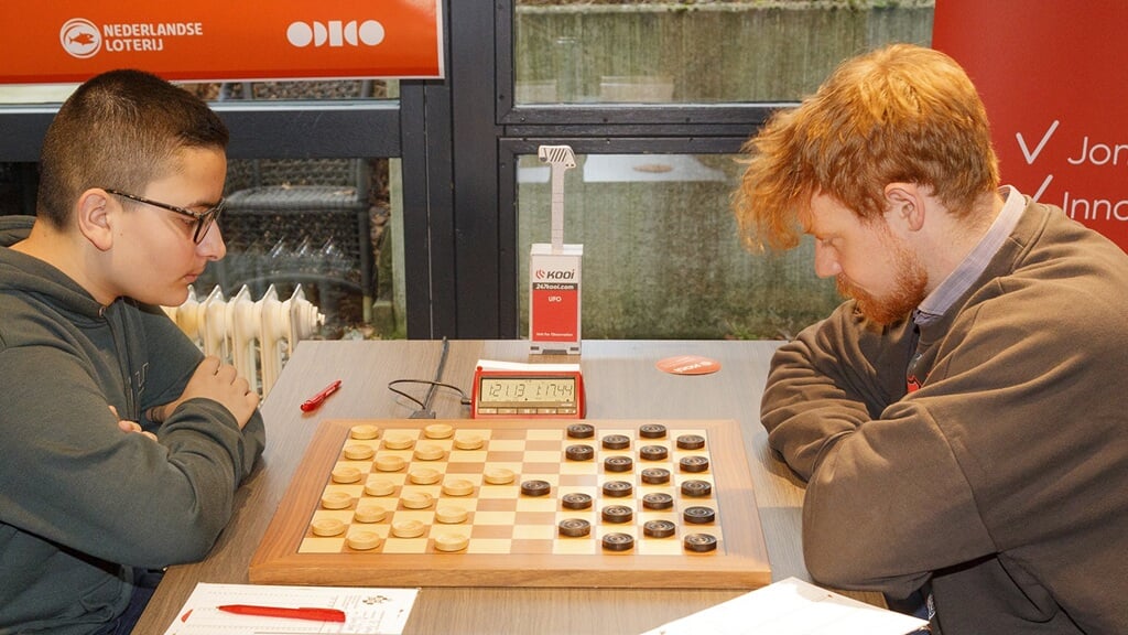 vlnr: Matheo Boxum speelt tegen Jan Groenendijk.