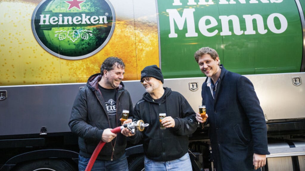 Ondernemer Menno Bleeker (midden) voor zijn eigen ‘Thankswagen’.