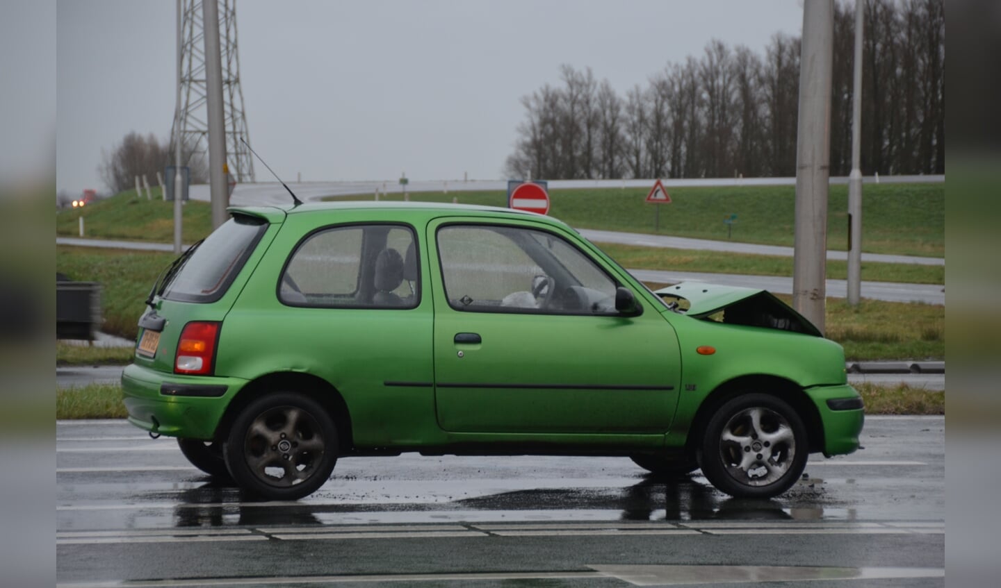 Personenauto's beschadigd geraakt bij een kop-staartbotsing.