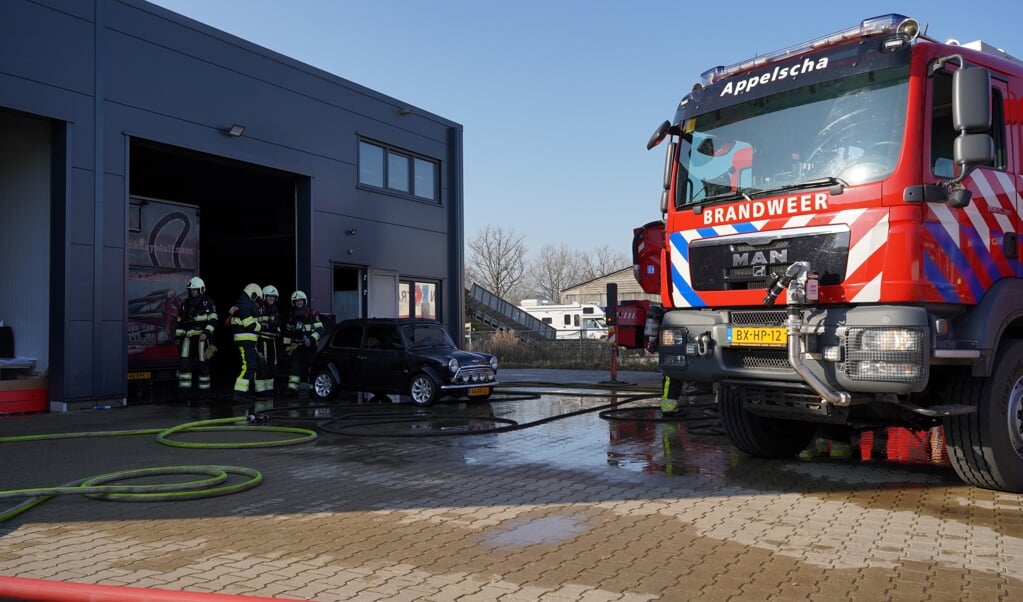 De brandweer schaalde op naar middelbrand en kwam met meerdere voertuigen naar de brand.