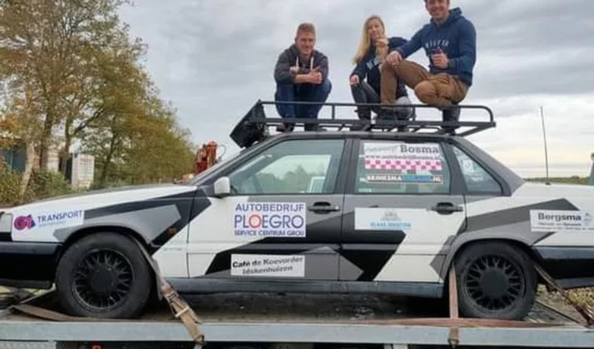 De studenten van het Friesland College met hun Volvo.