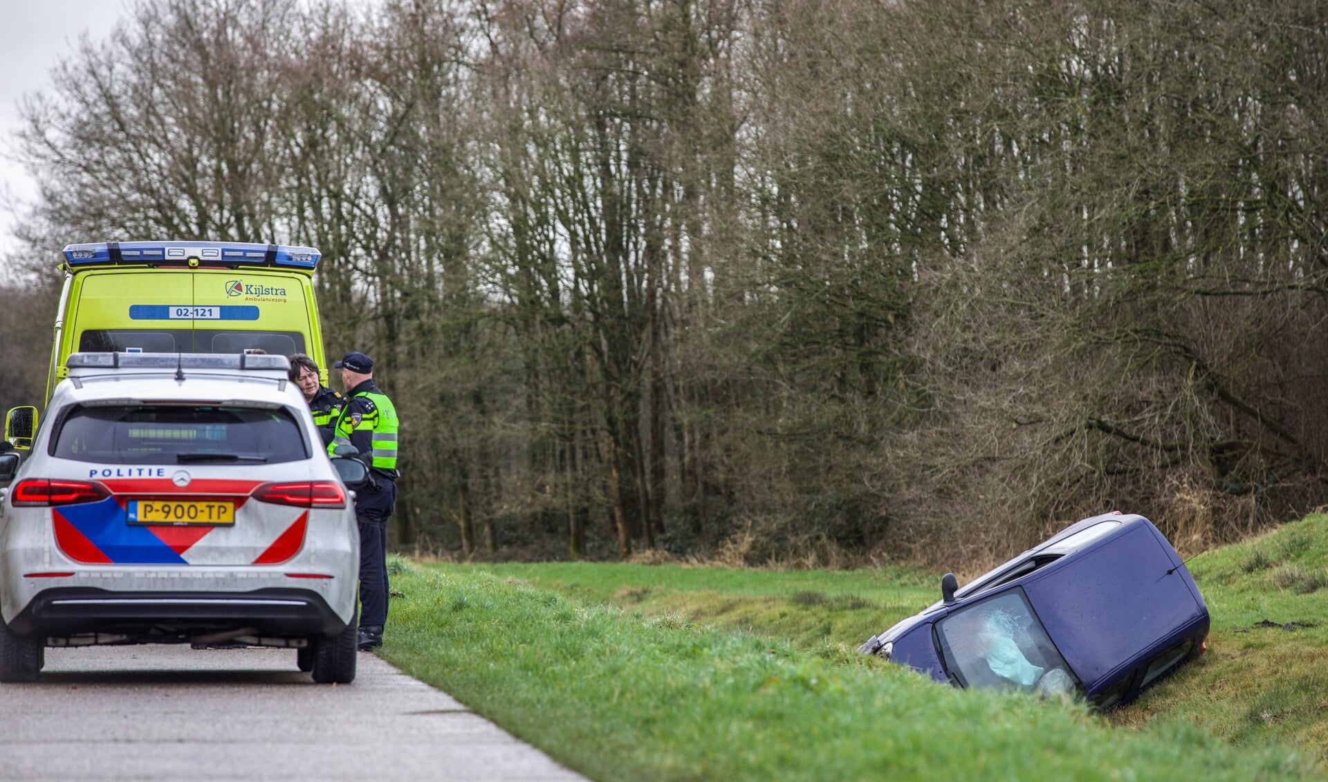 Auto Belandt In Greppel Naast Afrit A32 Wolvega; Een Gewonde - RondOm ...