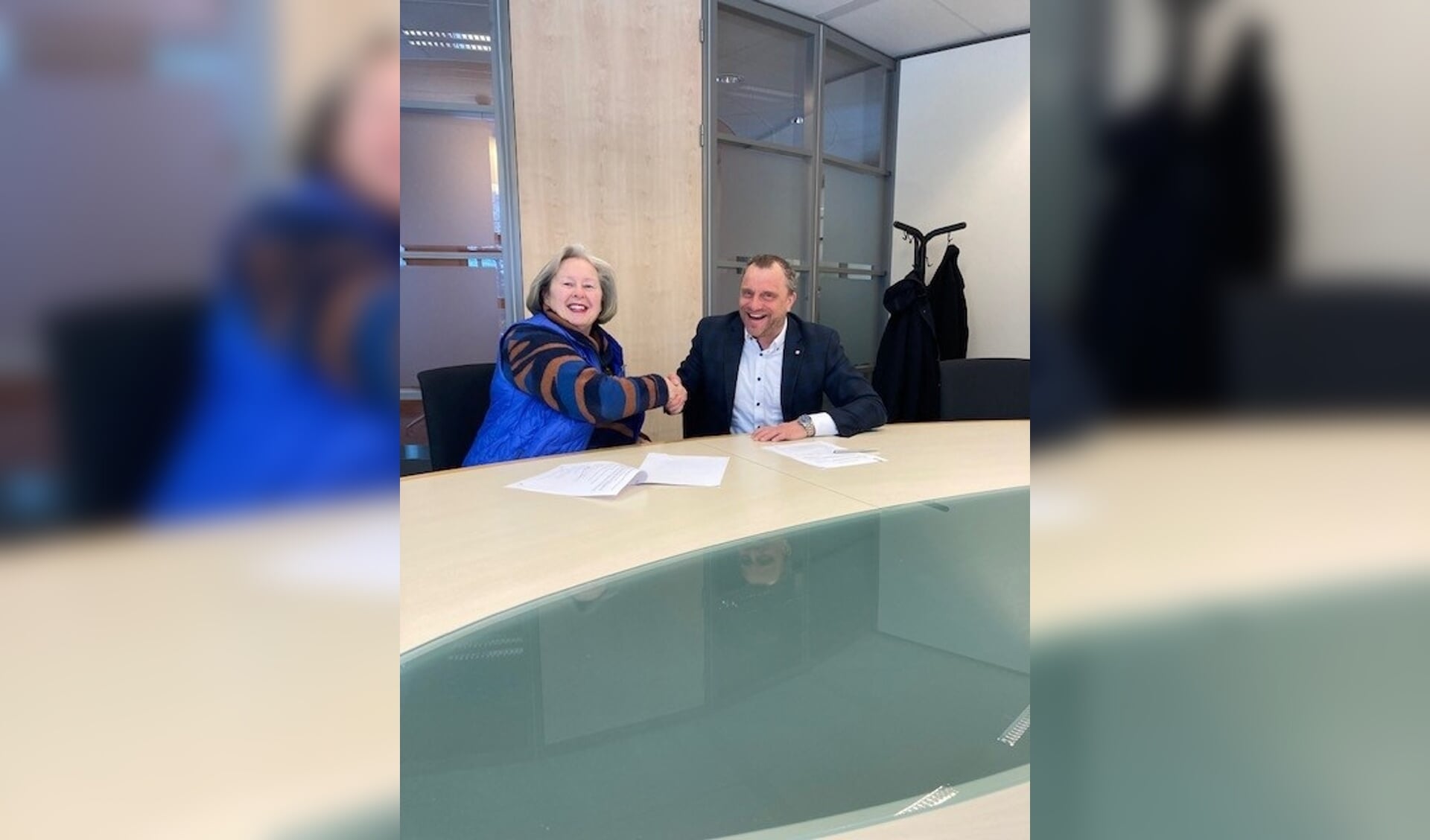 voormalig burgemeester Sandra Korthuis en Erik Giethoorn, directeur bestuurder stichting Scala, ondertekenen de schenkingsovereenkomst. 