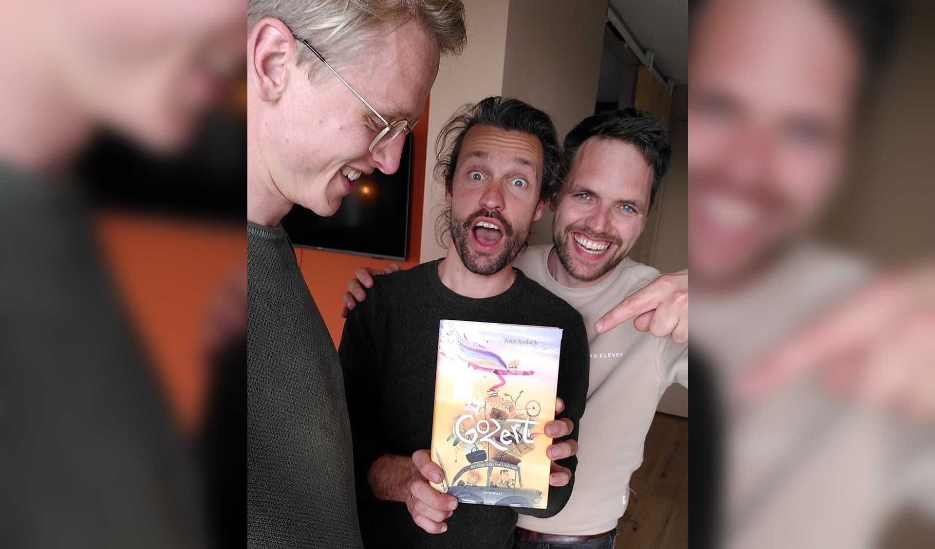 De foto van Johannes, Freek en Patrick, van Jeugdtheater Frets, met het boek Gozert.