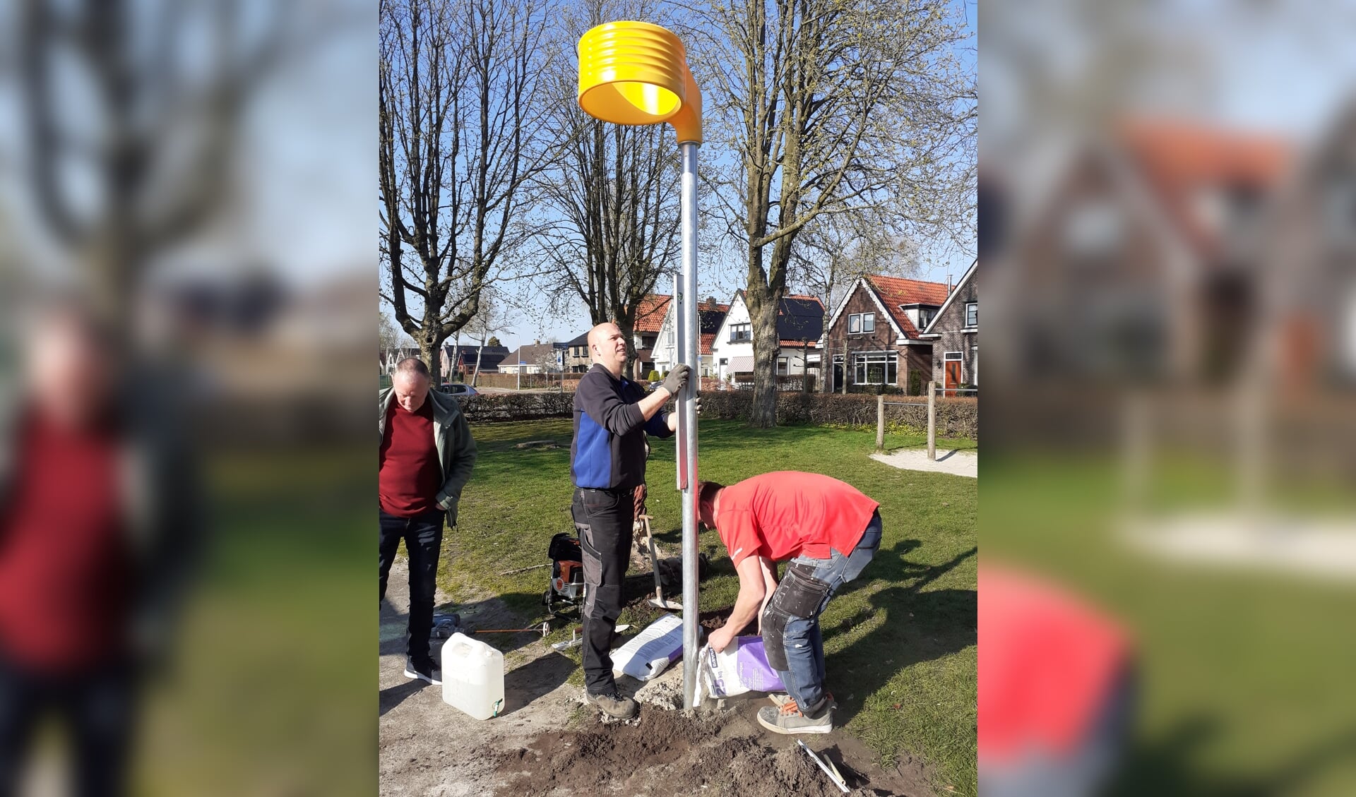 Het plaatsen van de korfbalpalen werd gedaan door het klusteam van KV Drachten/van der Wiel