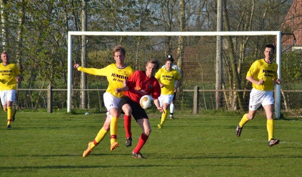 De derby tussen VV Zandhuizen en VV Oosterstreek in 2015; Wilco Boers, de huidige voorzitter van Zandhuizen in duel met een aantal Oosterstreekspelers.