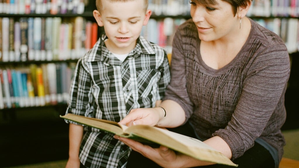 Voorlezen is goed voor de ontwikkeling van je kind.