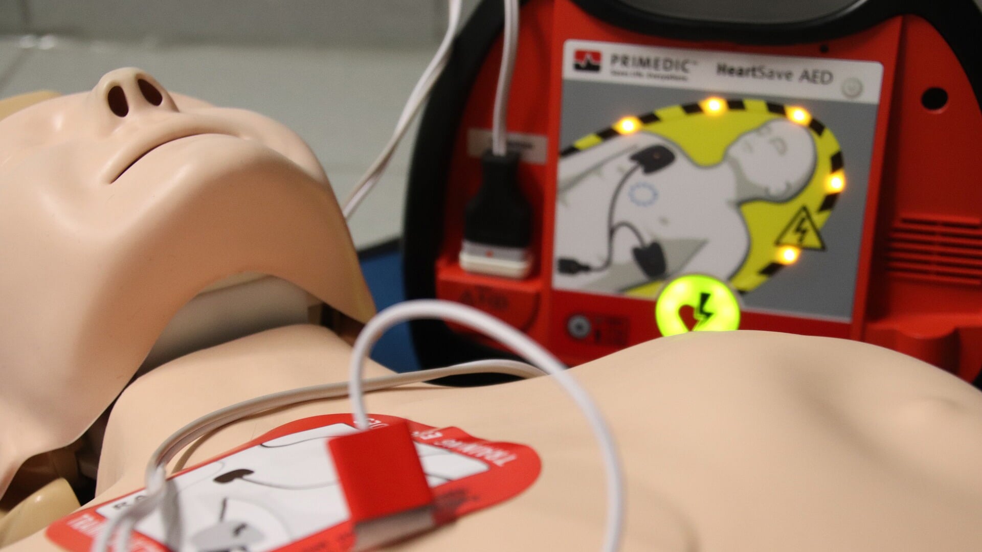 Een AED is op steeds meer plekken beschikbaar