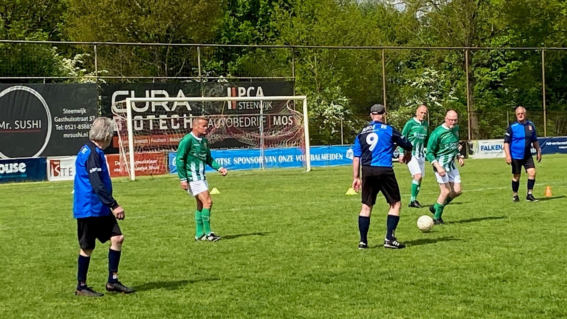 Frans Fleer (tweede van links) speelt OldStars voetbal bij FC Meppel. 