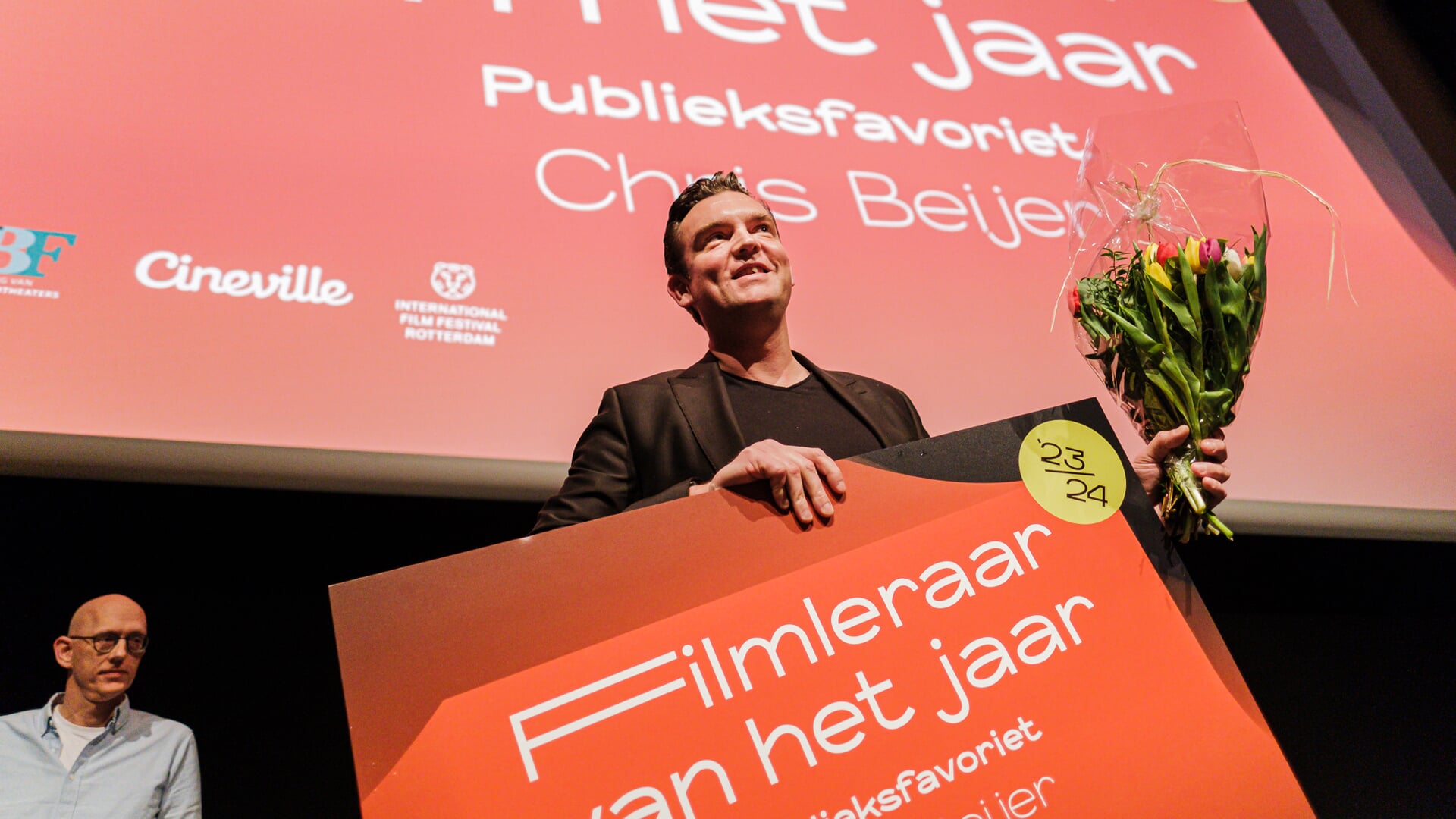 Chris Beijer met de publieksprijs Filmleraar van het Jaar ‘23/24.
