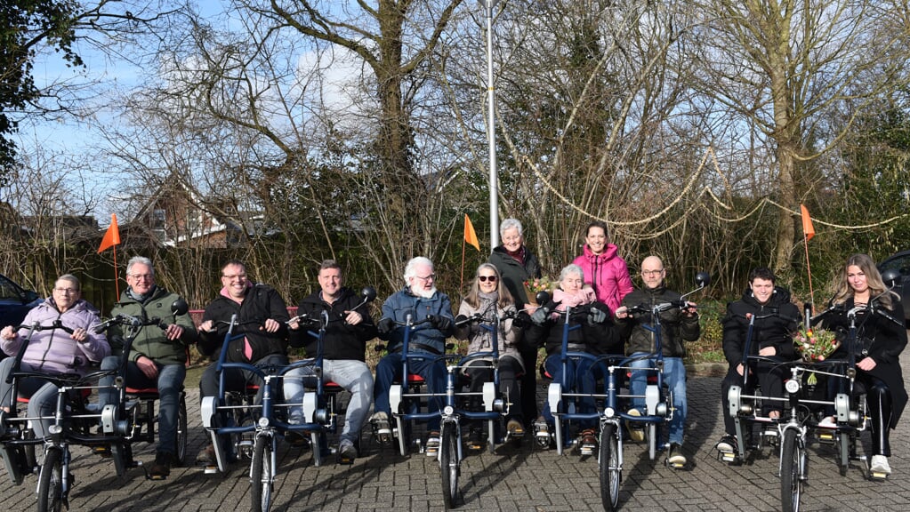 Gemeente Weststellingwerf overhandigt drie nieuwe duofietsen. 