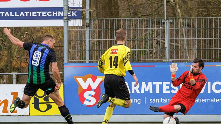 Ook hier houdt ONT doelman Hidde Ament Eelco Bijstra (9) van scoren af. Hylke Knippels (14) is attent. Foto Robert Wagter.