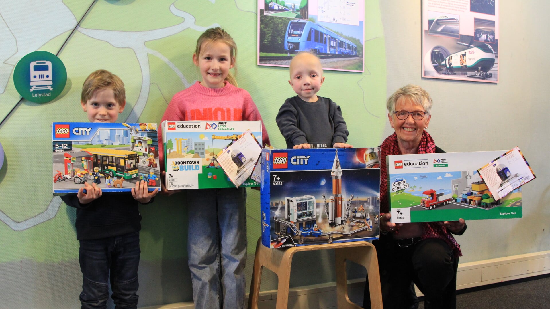 Deel van de winnaars van de Lego speurtocht. Op de foto: vlnr. Nathan uit Sneek, Vivianne uit Sneek, Matthijn (namens zijn zus Esther) uit Rouveen, beppe (namens Jelle) uit Twente.