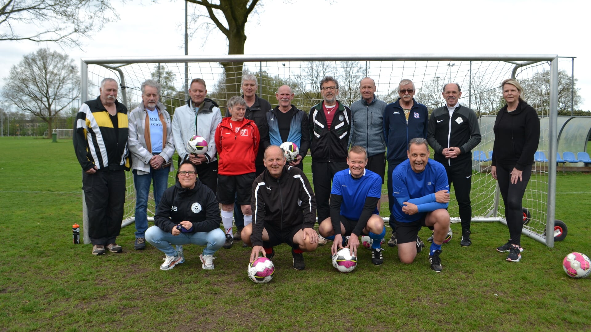 Voetbalteam Old Stars doen Walking Football op het veld bij SV Oosterwolde