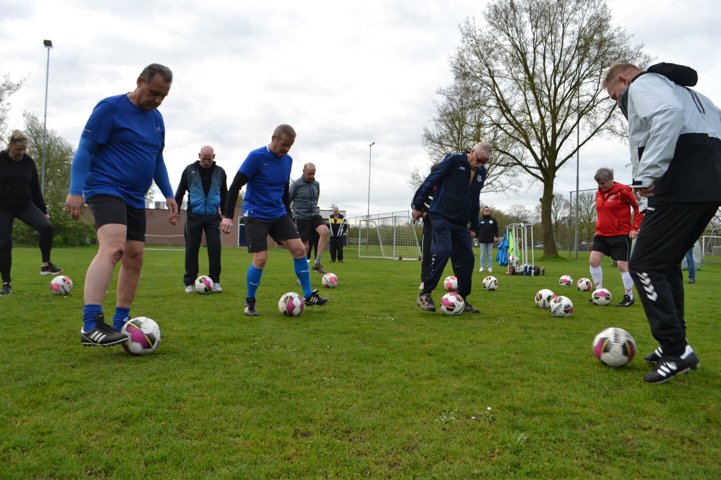  Voetbalteam Old Stars doen Walking Football op het veld bij SV Oosterwolde