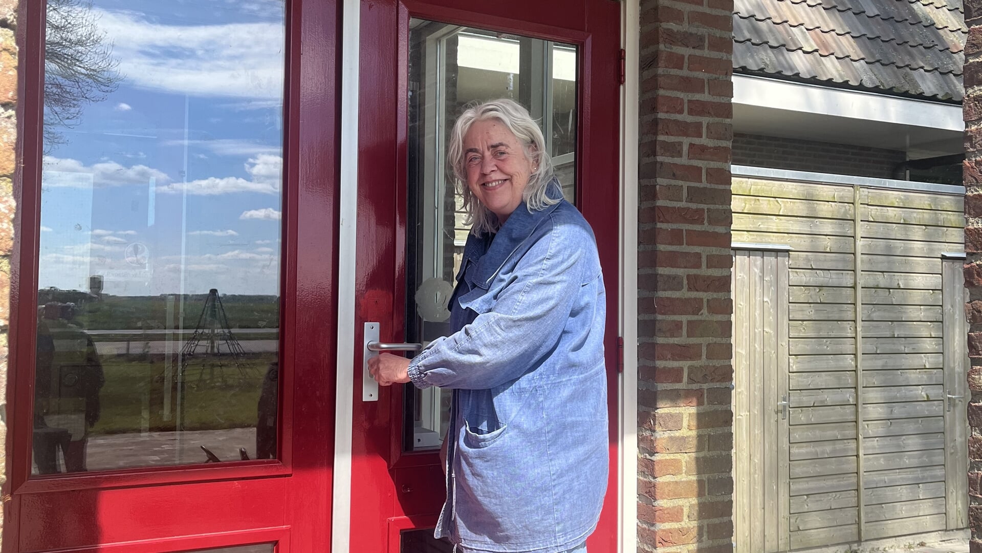 Directrice Tineke de Jong opent de deuren van de openbare basisschool in Aldeboarn. 