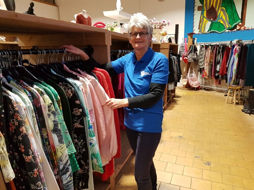 Vrijwilliger Aafke Wierenga helpt u graag bij Dorcas in Heerenveen