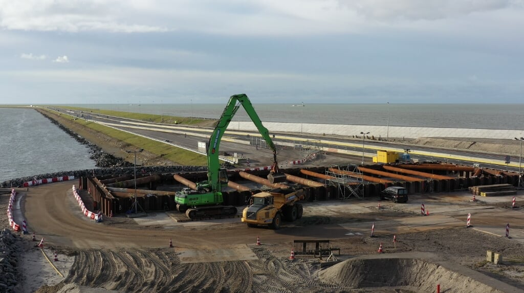 Werkzaamheden aan de vismigratierivier bij de Afsluitdijk