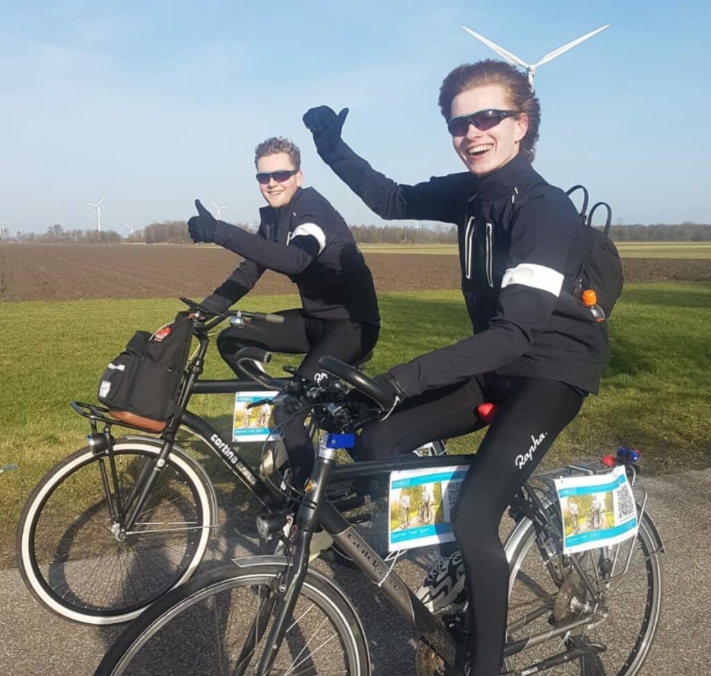 Sam Mebius op de fiets onderweg naar Den Bosch, samen met zwager Dennis.  