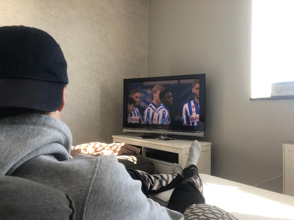Peter die de wedstrijd tegen Vitesse kijkt op zijn studentenkamer