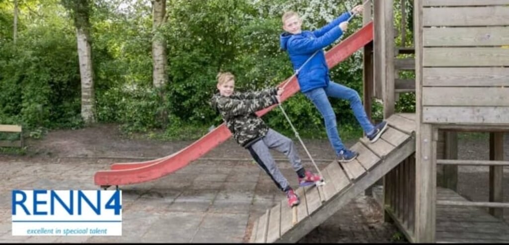 Kinderen aan het spelen op het schoolplein. 