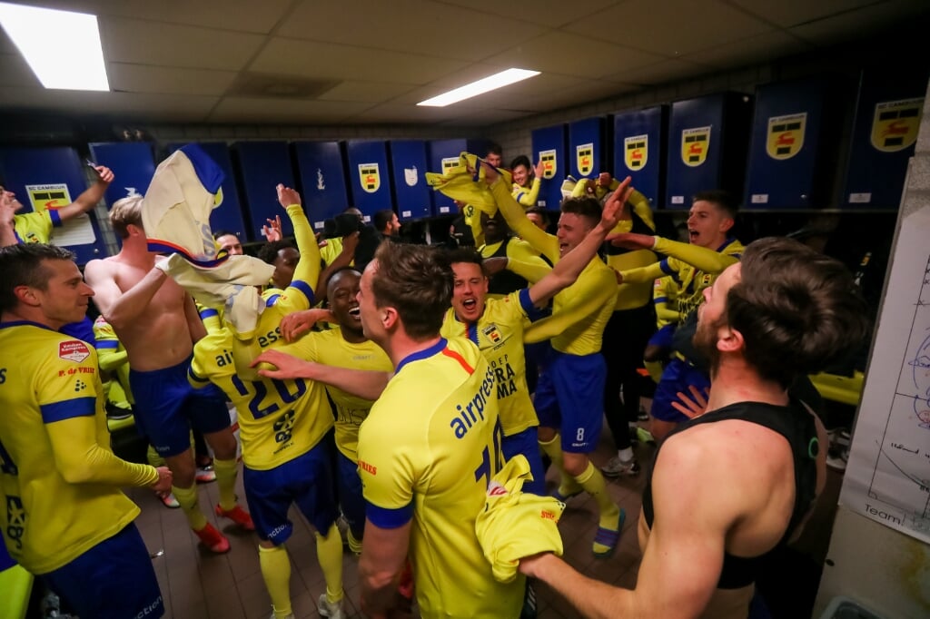 16-04-2021: Voetbal: Cambuur v Helmond Sport: Leeuwarden
LEEUWARDEN, NETHERLANDS - APRIL 16: Players of Cambuur celebrate their sides almost secured promotion to the Eredivisie during the Keuken Kampioen Divisie match between Cambuur and Helmond Sport at Cambuur Stadion on April 16, 2021 in Leeuwarden, Netherlands