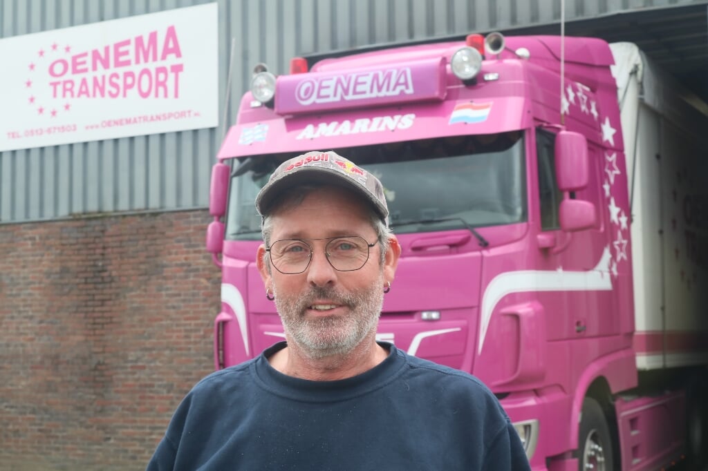 Roel Louwes voor zijn truck de 'Amarins', van Oenema Transport.