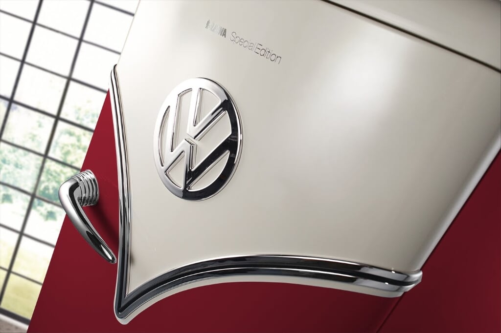 ETNA brengt opnieuw een ode aan de kleurrijke en avontuurlijke sixties met een nieuwe editie van de Volkswagen Bulli koelkast. De RBT154BOR is uitgevoerd in bordeauxrood met roomwit, waarbij de kenmerkende chromen details en het Volkswagen logo natuurlijk niet ontbreken. 