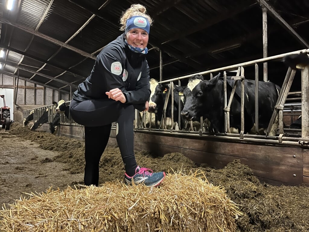 Met Boercamp laat Janneke mensen sporten tussen de koeien. 