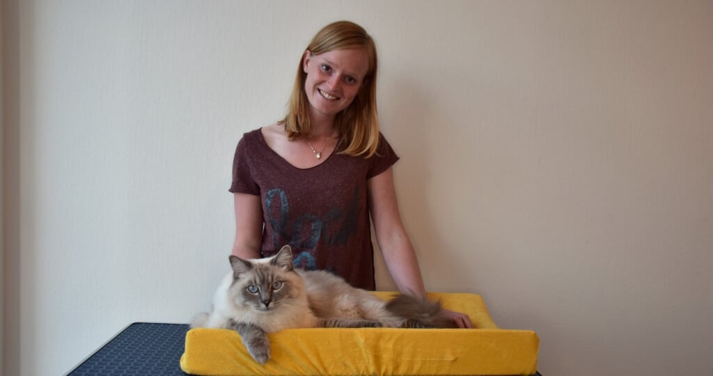 Astrid Hoekstra met haar kat.