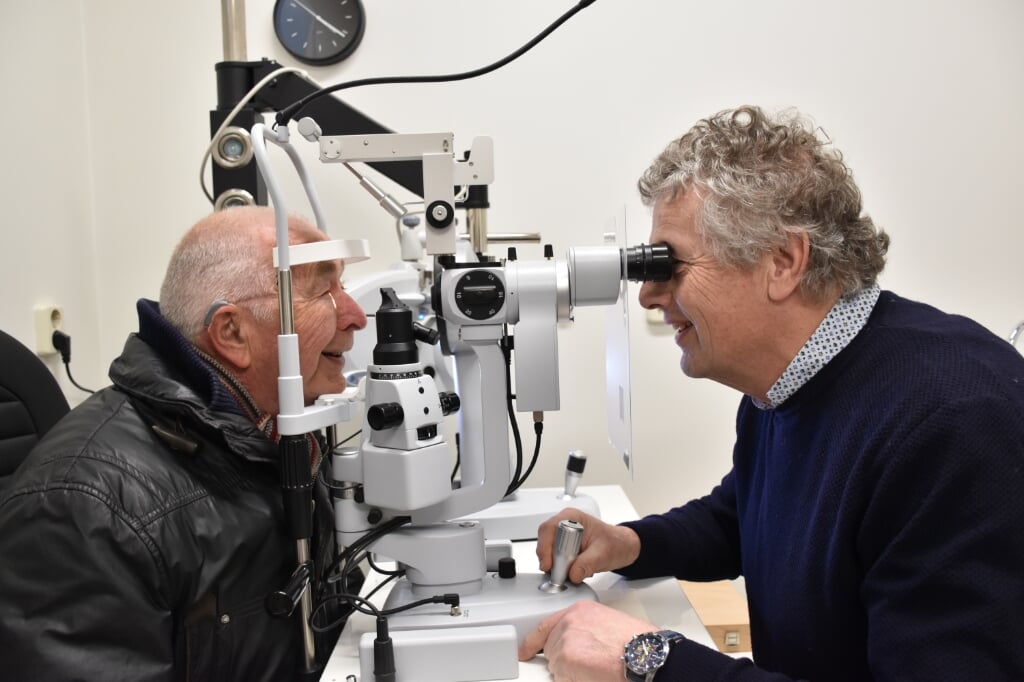 Leo Copini (rechts) analyseert de ogen. 