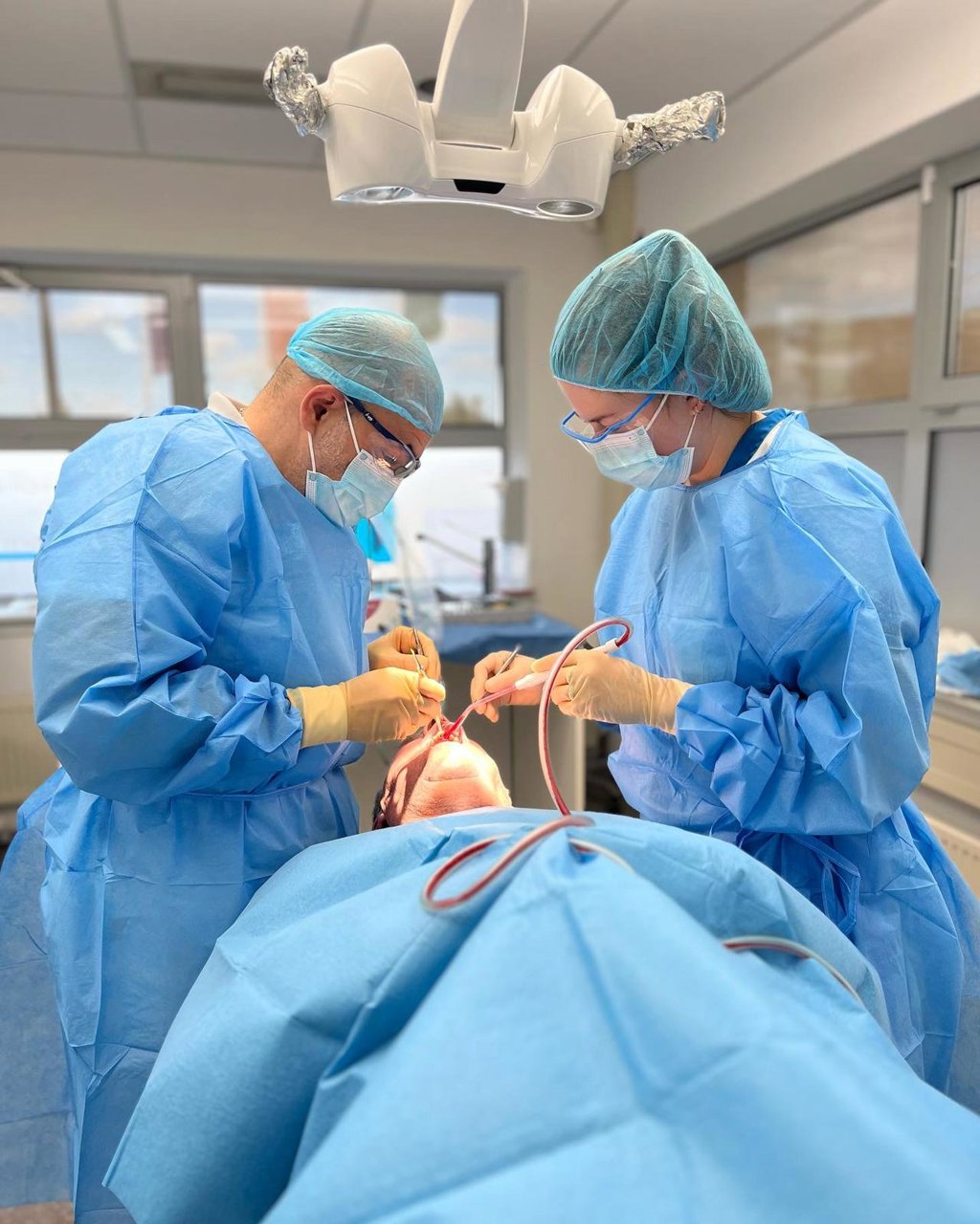 Tandarts Reza en assistent Marrit Otten tijdens een implantaat behandeling bij Tandheelkundig Centrum Zuiderburen.