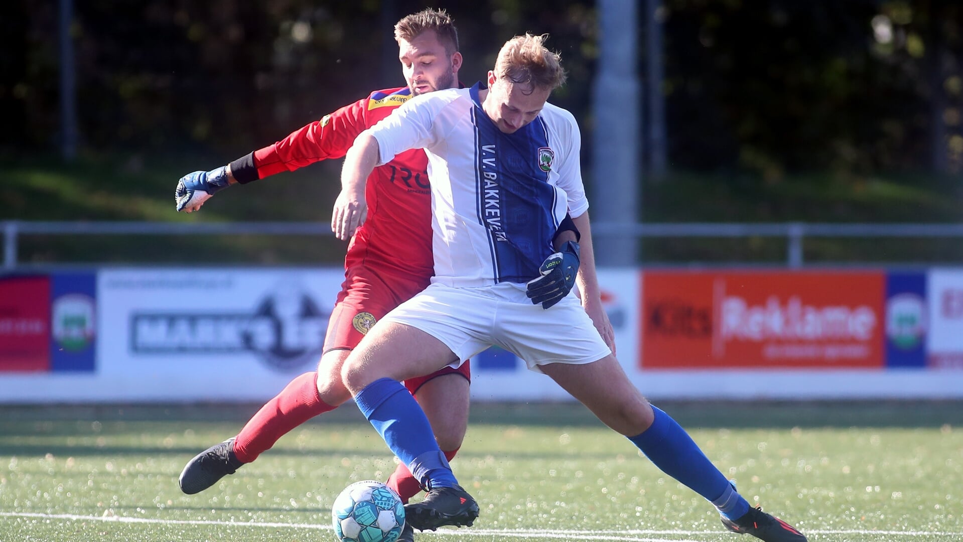 Silvan Siebenga in actie tegen Friesland. De aanvaller wil zondag met Bakkeveen goed aan de tweede helft van het seizoen beginnen.